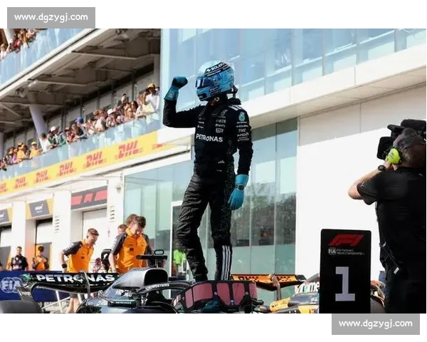 F1 加拿大站天台合影花絮曝光!拉塞尔携维斯塔潘上演 “空中对决” F1 加拿大站天台合影花絮曝光!拉塞尔携维斯塔潘上演 “空中对决”