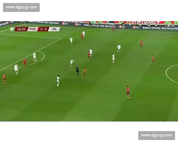 空门卧射偏出瞬间！看台视角下的遗憾与呐喊